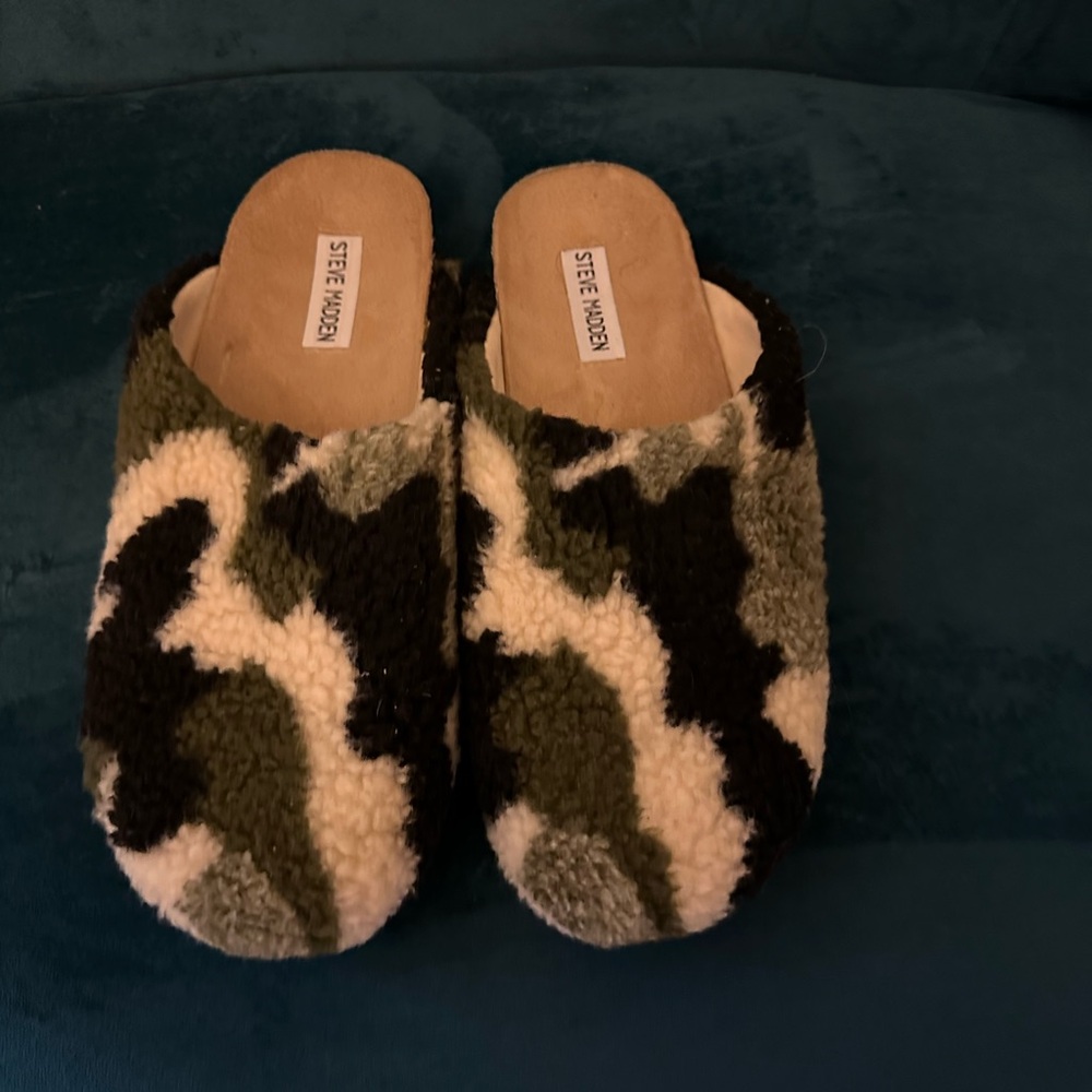 Steven Madden Sherpa camouflage clogs